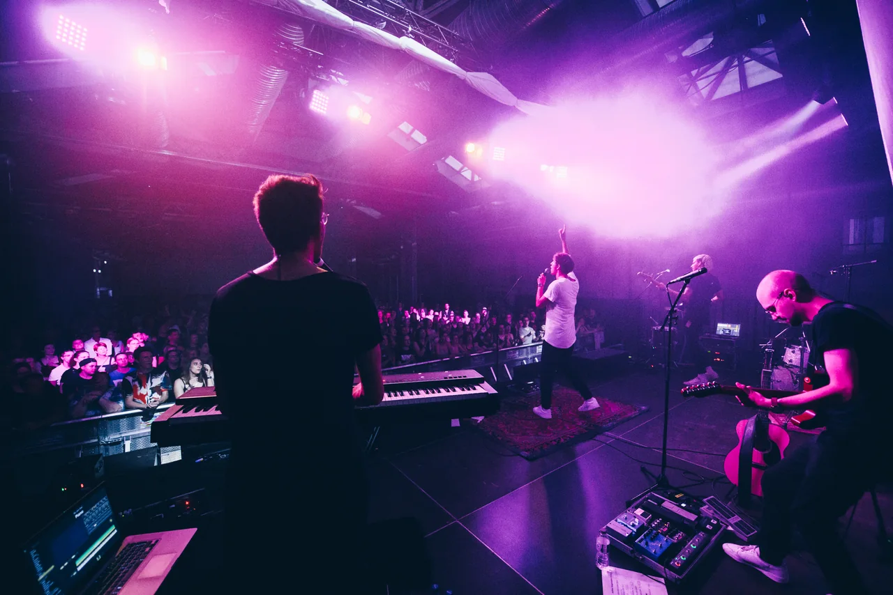 Konzert vor rund tausend Menschen, Blick von hinter der Bühne