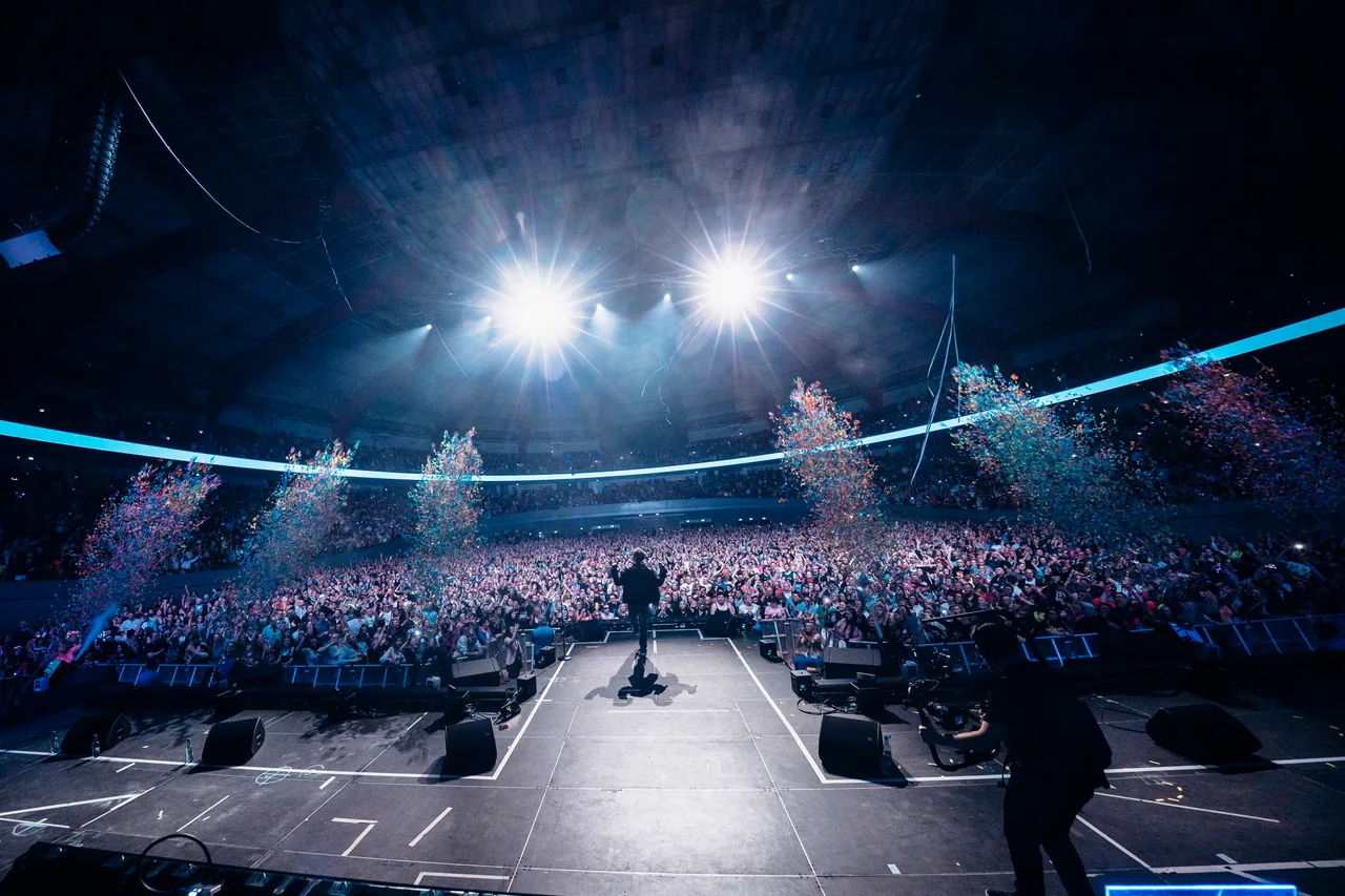 Arena-Konzert mit Konfettikanonen, Blick von der Bühne ins Publikum