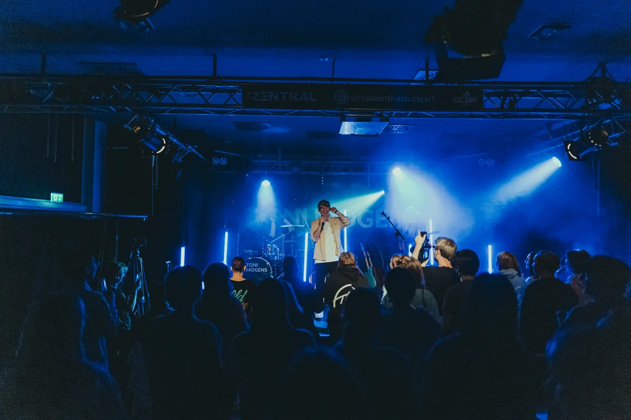 Club-Konzert in blauem Bühnenlicht